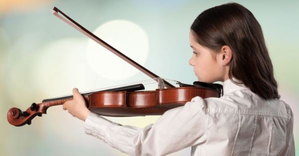 Ένα παιδί παίζει βιολί